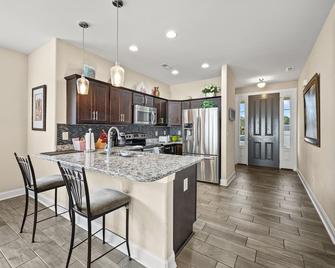 SAY HI to this fabulous 3 Bedroom Home - Walk to the Beach - Myrtle Beach - Cocina