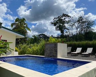 Villa with pool/La Fortuna/Arenal Volcano - San Ramón - Piscina