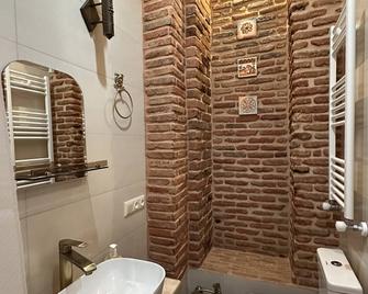 Historic Apartments '1868 Tbilisi' Best Location - Tbilisi - Bathroom