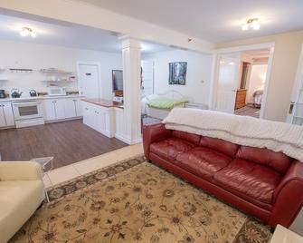 Terrace Inn and 1911 Restaurant - Petoskey - Living room