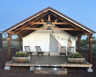 Secluded Luxury Glamping Camp with Safari-Style Dining near South Rim Grand Canyon, Arizona - Ґранд-Каньйон-Вілледж - Патіо
