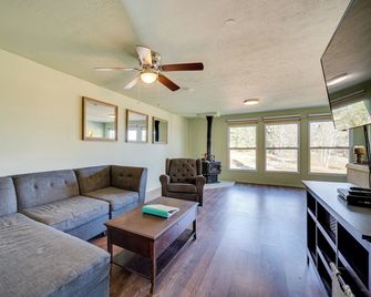17 Mi to Town: Peaceful Pet-friendly Golden Cabin! - Golden - Living room