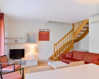 Serene getaway | Explore Lake Divonne & Jura Nature trail | Close to local sites - Divonne-les-Bains - Living room