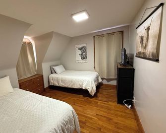 Cozy Corner Cottage - 4 Bed/2 Bath No Cleaning Fee! - Саліна - Спальня