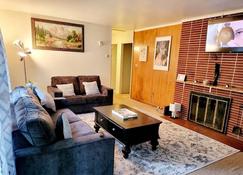 Fully furnished 3-bedroom house sporting Queen-size beds in each room - Salisbury - Living room