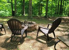 Enjoy a Hot Tub and a peaceful Cabin out in the country at High Ridge Cabins. - Mauckport - Patio