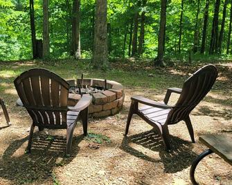 Enjoy a Hot Tub and a peaceful Cabin out in the country at High Ridge Cabins. - Mauckport - Patio