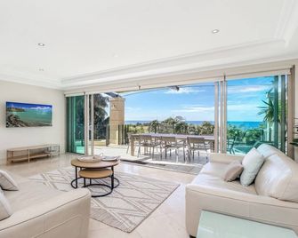Unit 47 - 3 Bed Ocean View - Terrigal - Living room