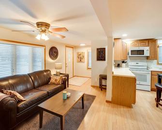 Charming Iowa Abode Near Knoxville Raceway! - Knoxville - Living room