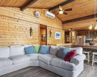 Cozy 3-bedroom cabin in fabulous Worley with AC, WiFi, and a game room. - Worley