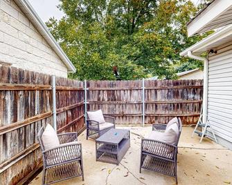 Dog-friendly ranch-style home near downtown Belton with patio, W/D, & central AC - Belton - Innenhof