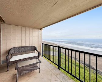 Lovely oceanfront condo with sweeping water views and balcony - Lincoln Beach - Balcón
