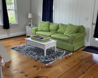 Excellent Chatham Cottage - Chatham - Living room