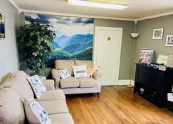 Cozy, Bright Home in Historic Downtown - Mount Sterling - Living room