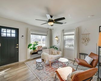 3 Mi to Dtwn: Modern Cottage in Greenville! - Greenville - Living room