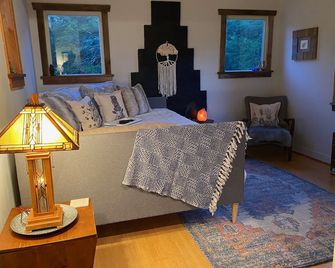 Rare Find: Private Animal Sanctuary & Tiny Cottage - Scottsville - Bedroom