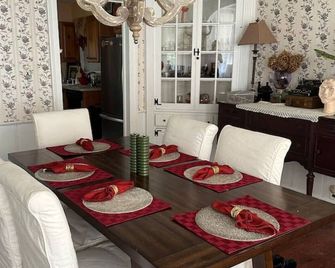 Historic Home near Stony Brook Village & Beach - Stony Brook - Dining room