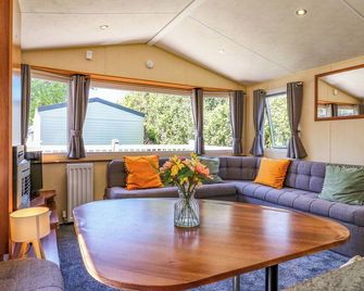 CARAVAN 941, pet friendly, country holiday cottage in Clacton-On-Sea - Clacton-on-Sea - Living room