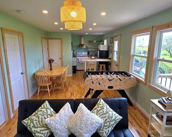 Charming 2-bedroom cottage with AC and WiFi in delightful Saint Peters Bay - St. Peters Bay - Sala de estar