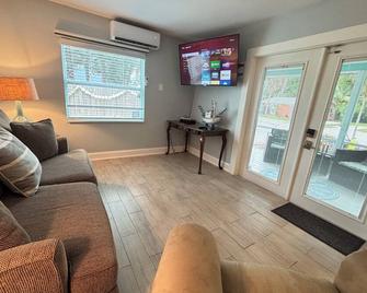 Gecko - Lrg Deck River Kayak Launch Updated 1.3m To Beach - Bonita Springs - Living room