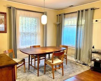 Charming 2BR Cape in Silver Lake @ Sunset Junction- Sun Porch- 30 Night Minimum - Los Angeles - Essbereich