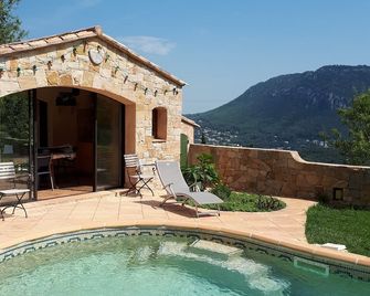 Ground floor, pool, pool house, close to the beach - sleeps 3 - Air-conditioned - Toulon - Zwembad