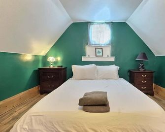 4br Victorian - Hot Tub - Sauna - Sleeps 10! - Leadville - Bedroom