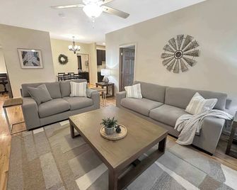 Central Downtown La Crosse, Wisconsin with flex space - La Crosse - Living room