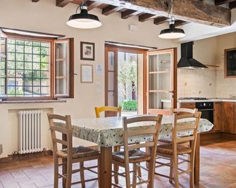 Spacious Holiday Home in Ca' De' Grimaldi near Town Center - Castellarano - Comedor