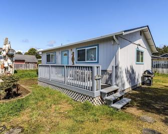 Updates throughout, Large Studio-Style Beach Cabin - Pacific Beach - Edificio