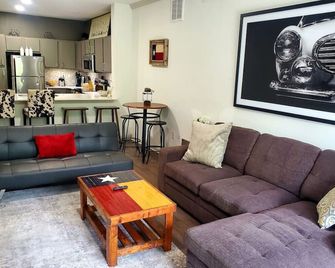 SoCo Cool! Huge, stylish and great location! - أوستن - غرفة معيشة