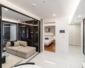 لو كوليكتيف جانجنام ساك سيجنيتي - سيول - غرفة معيشة