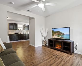 Wallk to coffee shops restaurants, breweries all with in 1.5 miles of downtown - Greenville - Living room