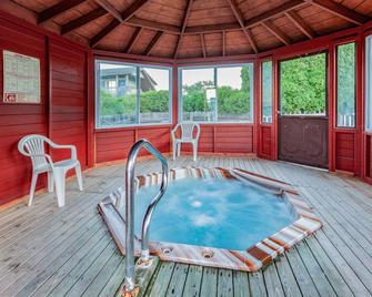 Days Inn & Suites by Wyndham St. Ignace Lakefront - Saint Ignace - Pool