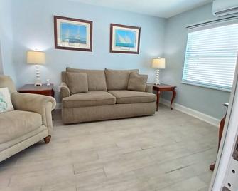 Gecko - Lrg Deck River Kayak Launch Updated 1.3m To Beach - Bonita Springs - Living room