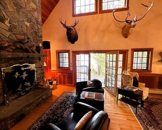 Camp Bear Claw, private home on the shores of Oseetah Lake. - Saranac Lake - Obývací pokoj