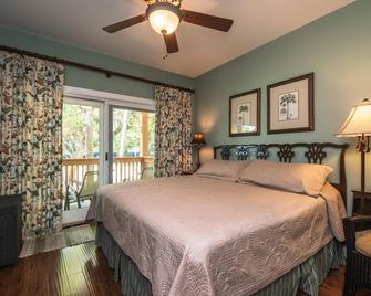 Adorable Condo w/ Golf Course Views; Gated Community & Easy Beach Access: Amenities for Fee - Edisto Island - Bedroom