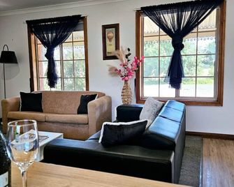 The Little Benalla Escape - Cosy Country Getaway - Benalla