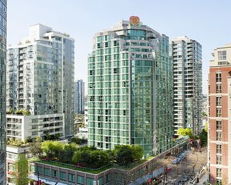 Rosedale On Robson Suite Hotel - Vancouver - Outdoor view
