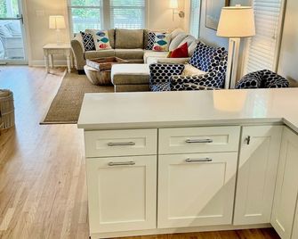 Ncbeachbumz 5 Min Walk To Beach And Sound Access. Public Parking Beach Entrance - Pine Knoll Shores - Living room