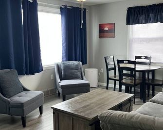 Gotl Coastal Cottage- Sunset Vacation Rentals - Geneva-on-the-Lake - Living room