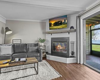 Izaty's Beach Villa- Completely remodeled and exceptionally clean - Onamia - Living room