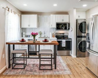 Couple’s Retreat! Shop, Dine, Explore Dtwn Oakdale - Oakdale - Cocina