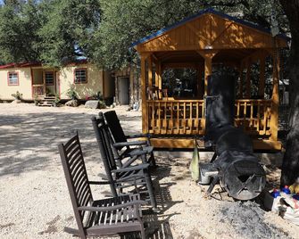 Cozy Hunter's Cabin In The Hill Country With Detached Bathroom - Hondo - Патіо