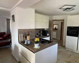 Moderne, neu Eingerichtete Ferienwohnung auf dem Land - Wassertrüdingen - Cocina
