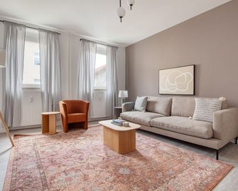 Modern Steglitz 1BR, Fully Furnished & Equipped, by Blueground - Berlin - Living room