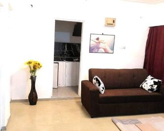 1 Bed House Private Compound with Off Road Parking - Accra - Living room