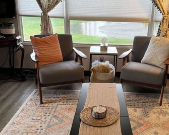 Pet Friendly 3 Bedroom, Close to the mountains! - Pincher Creek - Wohnzimmer