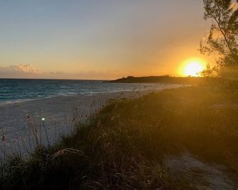 Intimate Luxury On Bahamas Best Beach - Blue Point Cottage Beach House - Forbes Hill - Playa
