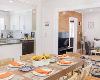 Perfectly renovated 3-bedroom house in Randolph with many amenities - Randolph - Dining room